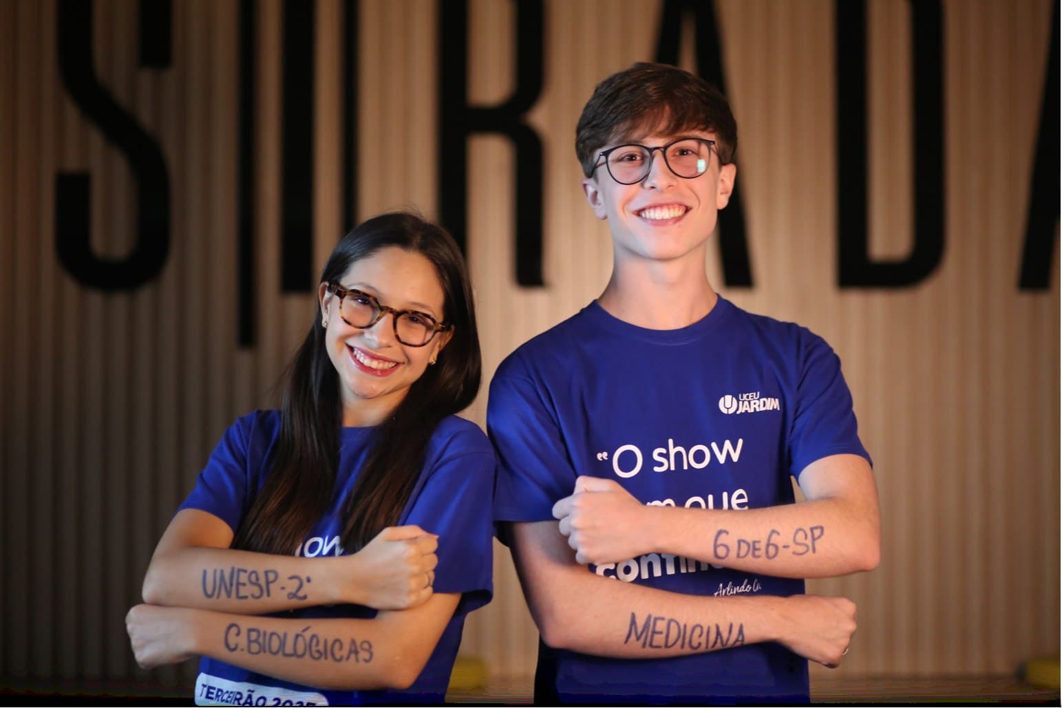 Murilo e uma colega celebrando suas aprovações